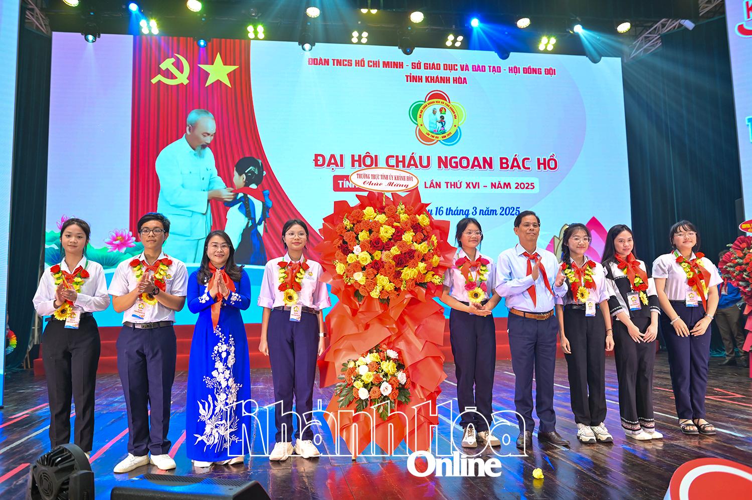 Đồng chí Nguyễn Tấn Tuân - Phó Bí thư Tỉnh ủy, Chủ tịch UBND tỉnh, Bí thư Đảng ủy UBND tỉnh tặng hoa chúc mừng Đại hội Cháu ngoan Bác Hồ tỉnh Khánh Hòa lần thứ XVI được tổ chức trong tháng 3.