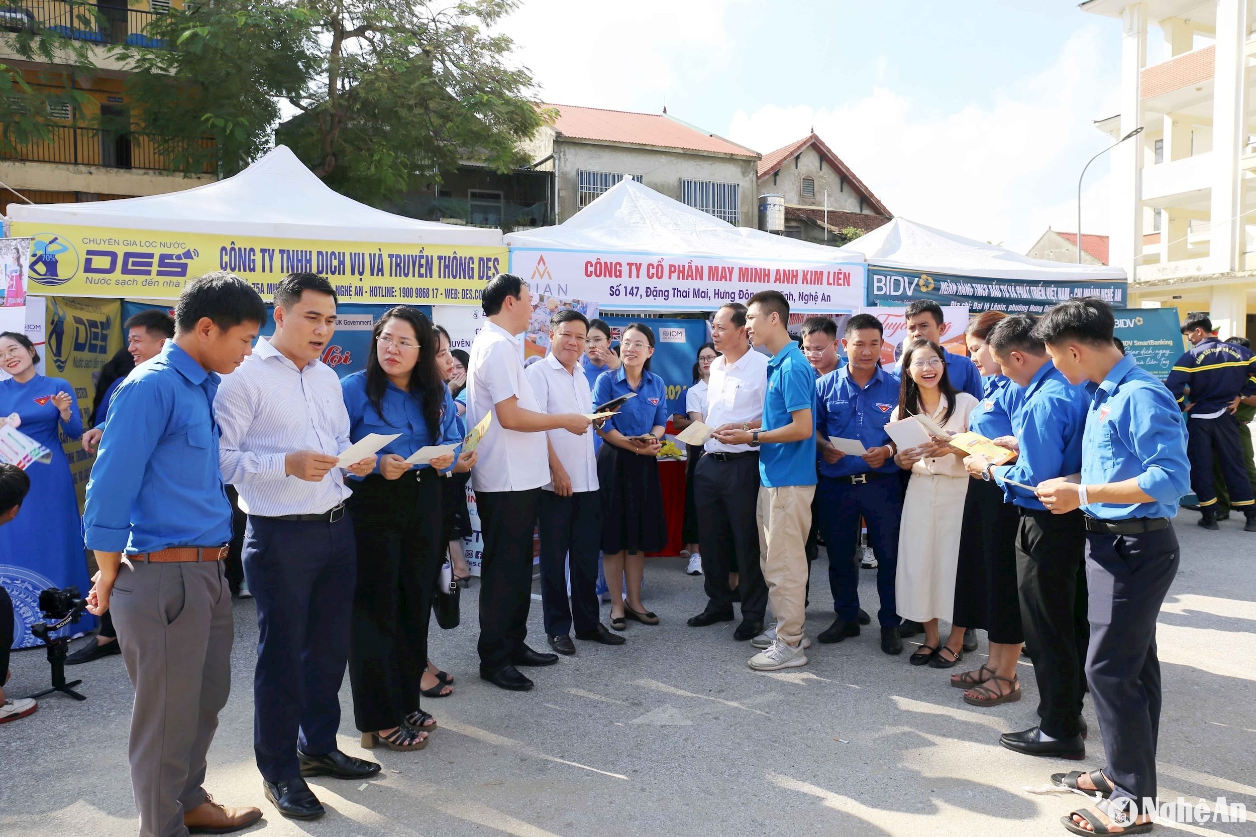 anh-ngay-hoi-viec-lam4 quỳnh