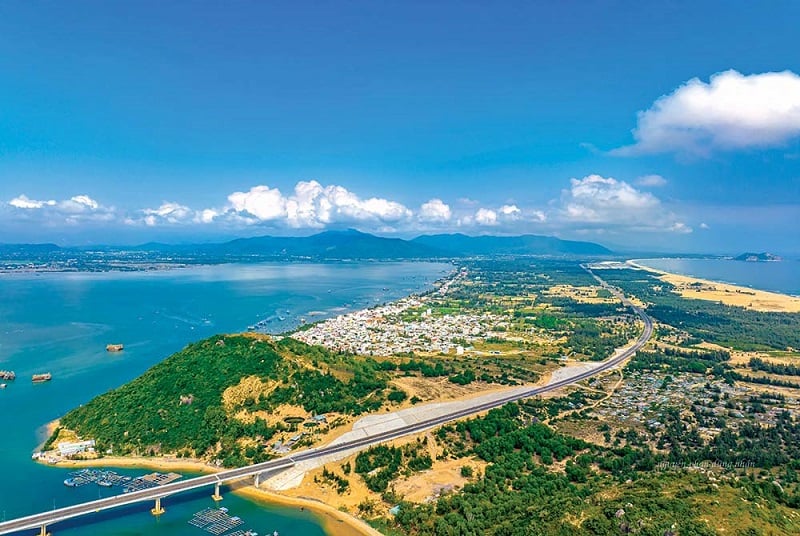 The area is planned as a space for urban development, resorts, trade services, tourism and De Gi Super Yacht Wharf. Photo: Dung Nhan.