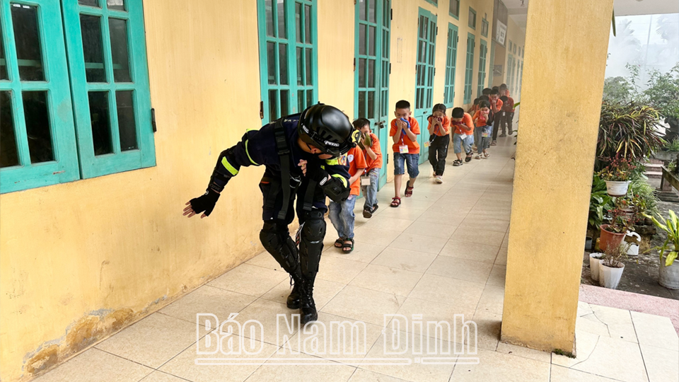 La Policía del Distrito de Hai Hau instruye a los maestros y estudiantes de la Escuela Primaria de Hai Phu sobre prevención de incendios, extinción de incendios y técnicas de rescate.