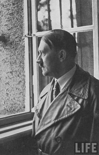 Sai người tìm báu vật linh thiêng, trùm phát xít Hitler vẫn thảm bại? - Hình 2 Sai nguoi tim bau vat linh thieng, trum phat xit Hitler van tham bai?-Hinh-2