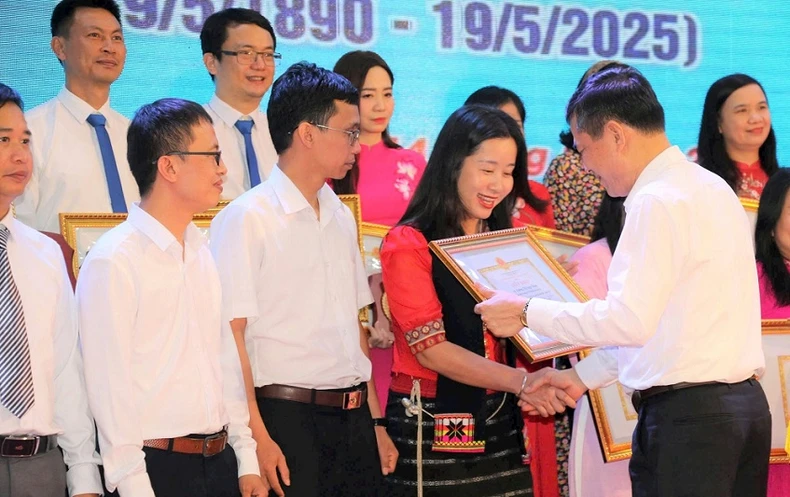 Biểu dương 135 nhà giáo Nghệ An tiêu biểu làm theo lời Bác ảnh 1