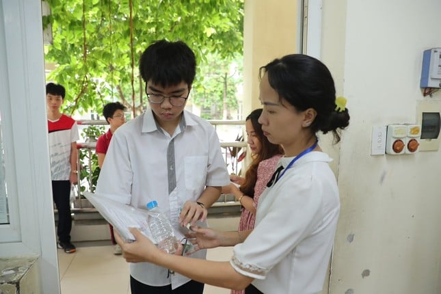 Thi vào các trường chuyên Hà Nội: Cạnh tranh gay gắt, có môn 1 chọi gần 25 ảnh 1
