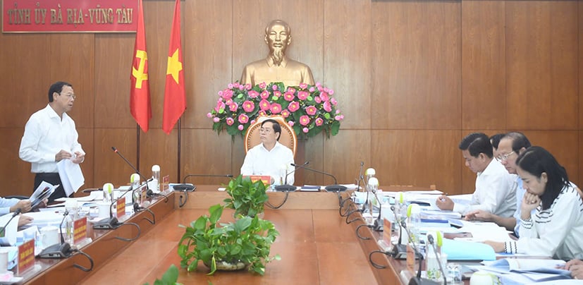 Ông Phạm Viết Thanh, Ủy viên Trung ương Đảng, Bí thư Tỉnh ủy, Chủ tịch HĐND tỉnh chủ trì cuộc họp.