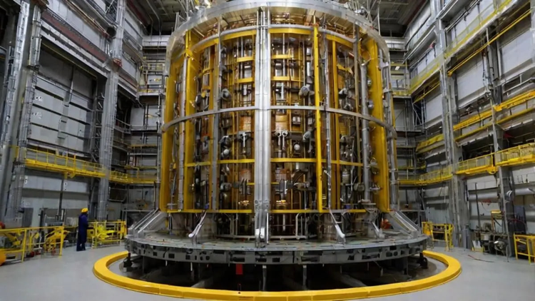 ITER được ví là &quot;Mặt Trời nhân tạo&quot; nhờ khả năng tạo ra plasma ổn định, sản xuất năng lượng sạch không carbon, ít rủi ro hơn phân hạch hạt nhân. (Ảnh: Đời sống pháp luật)