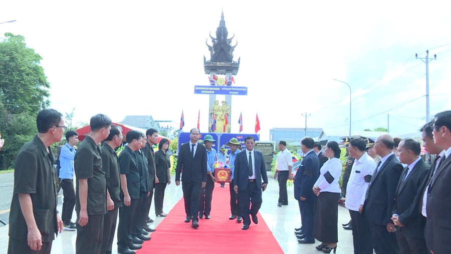 lanh-dao-tinh-preah-vihear-tien-cac-liet-sy-ve-nuoc.jpg