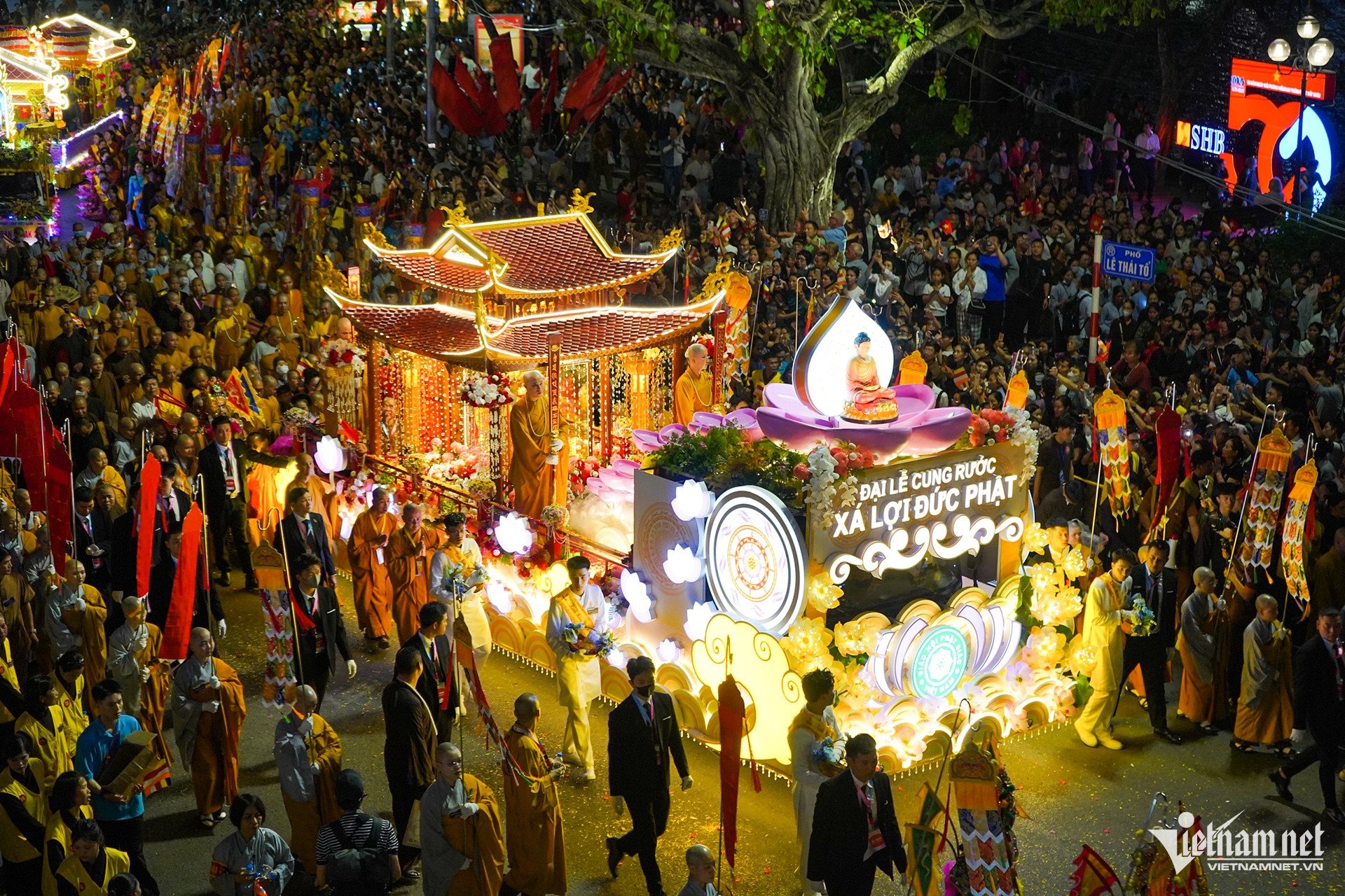 Thousands of people carry Buddha's relics around Hoan Kiem Lake for the first time