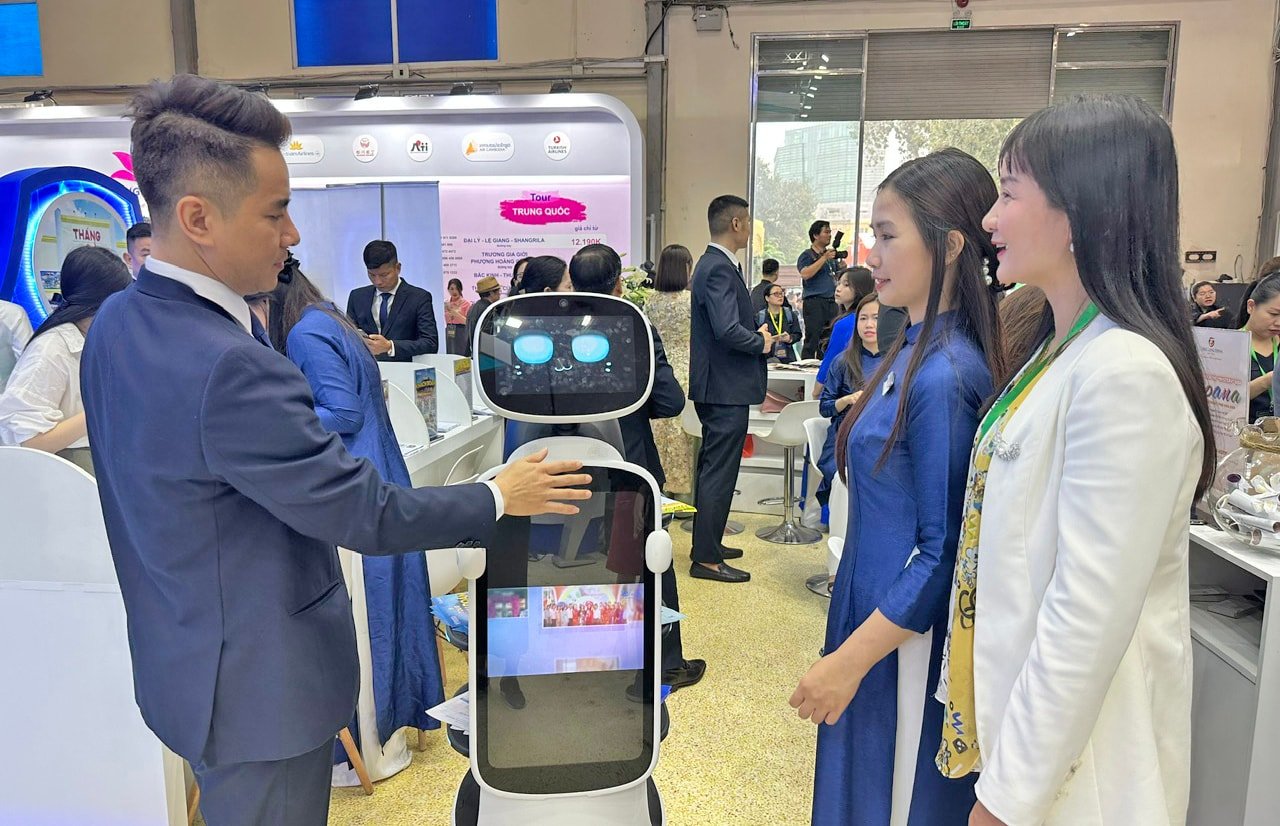 gioi-thieu-robot-phuc-vu-trong-linh-vuc-du-lich-tai-hoi-cho-du-lich-quoc-te-ha-noi-vitm-2025..jpg