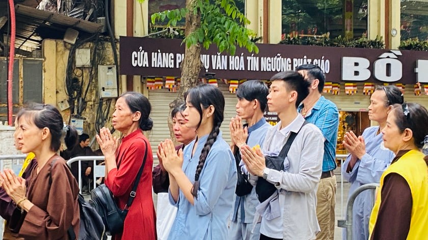 Không chỉ các cô, bác lớn tuổi mà kể cả các bạn trẻ cũng xếp hàng từ rất sớm. Không chỉ các cô, bác lớn tuổi mà kể cả các bạn trẻ cũng xếp hàng từ rất sớm.
