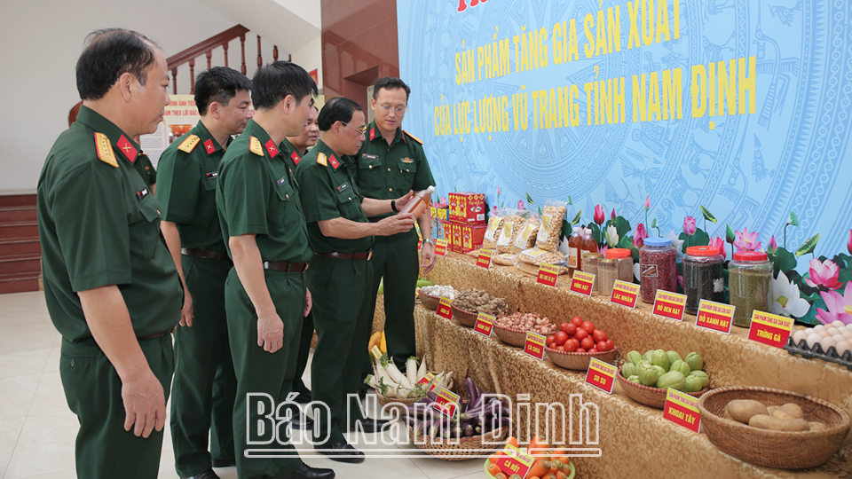 Các đại biểu tham quan sản phẩm tăng gia sản xuất của lực lượng vũ trang tỉnh Nam Định.