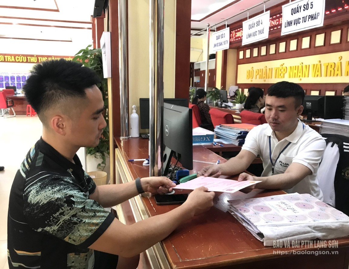 Người dân thành phố Lạng Sơn nhận kết quả hồ sơ TTHC về đất đai tại bộ phận 