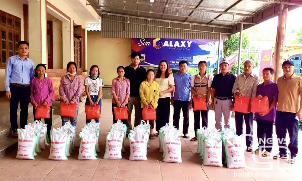Hội Nông dân xã Yên Lạc phối hợp với Nhà hàng hải sản Nữ Vương tặng quà cho nông dân có hoàn cảnh khó khăn.