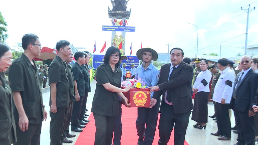 ban-chuyen-trach-2-tinh-gia-lai-va-preah-vihear-tien-cac-liet-sy-ve-nuoc.jpg