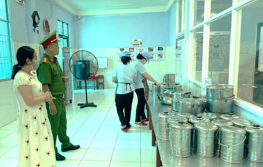 Bac Lieu police force inspects collective kitchens at schools in the area.