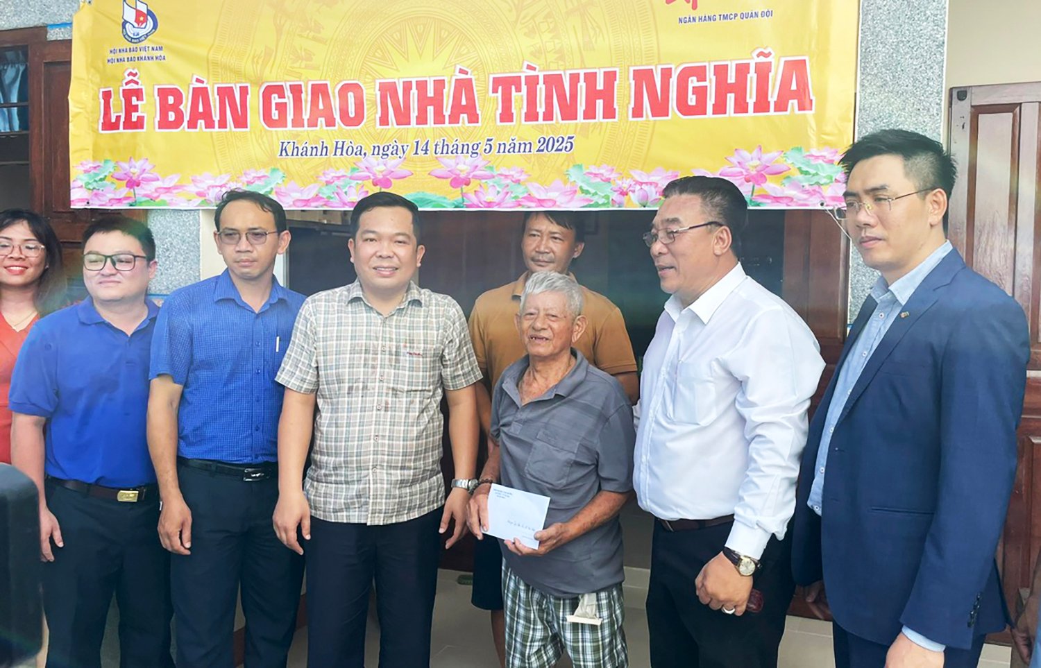 Lãnh đạo Hội Nhà báo tỉnh, MB Bank và UBND phường tặng quà, bàn giao nhà cho người dân.