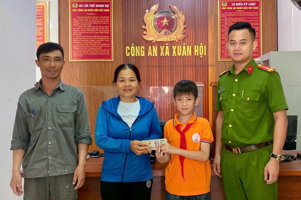 Nam sinh 11 tuổi trả lại cọc tiền hàng chục triệu đồng cho người đánh rơi - 1