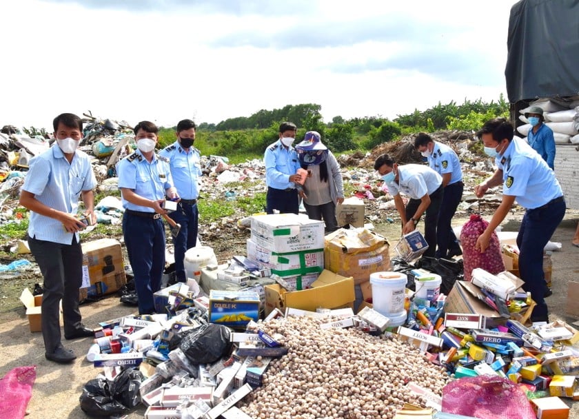 Bac Lieu authorities have destroyed food and goods that do not meet quality standards.