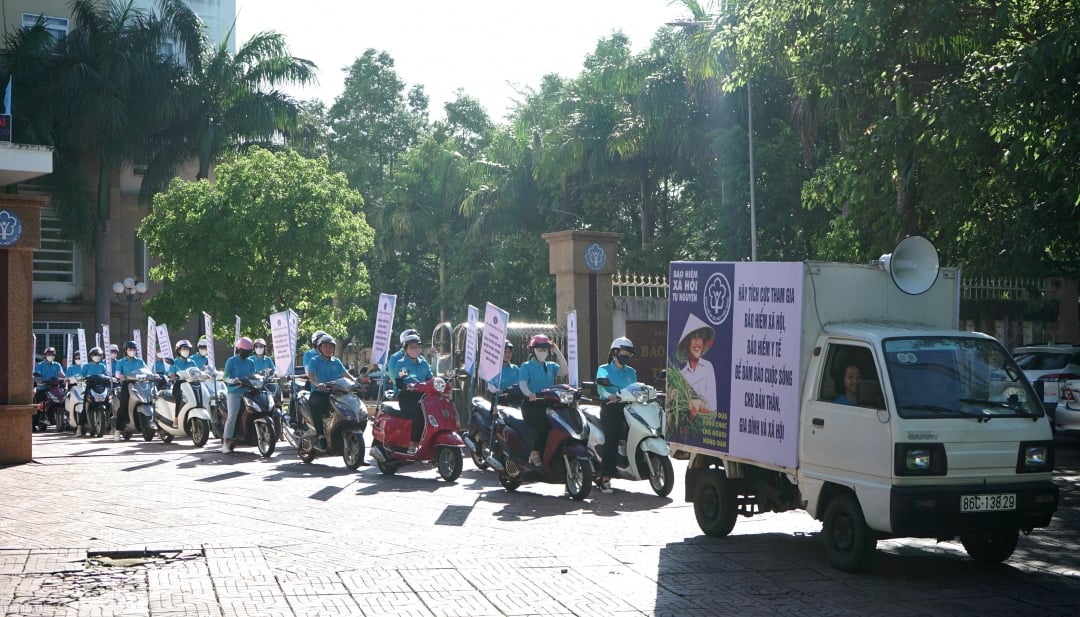 Các đội truyền thông lưu động diễu hành trên các tuyến đường ngay sau lễ phát động