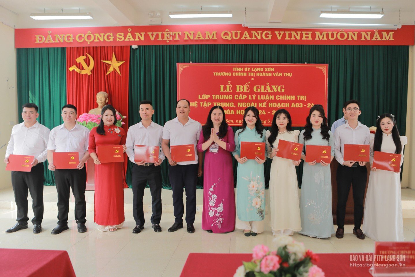 Lãnh đạo Trường Chính trị Hoàng Văn Thụ trao giấy tốt nghiệp cho các học viên