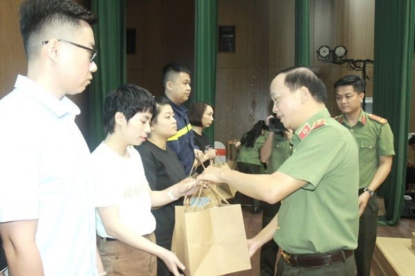 Thứ trưởng Đặng Hồng Đức trao quà cho các đoàn viên công đoàn, người lao động CAND có hoàn cảnh khó khăn.