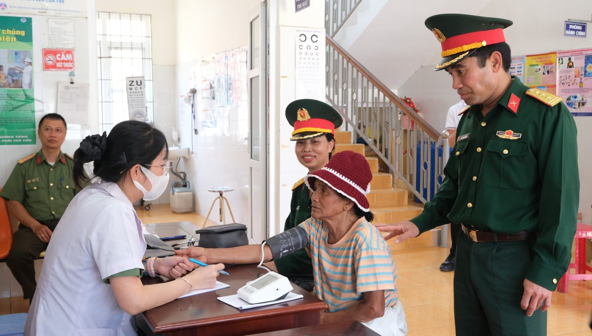Công an tỉnh khám bệnh, tư vấn sức khỏe cho người dân, gia đình chính sách, người có công với cách mạng