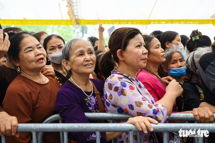 Dòng người bất tận xếp hàng vào chiêm bái xá lợi Phật tại chùa Quán Sứ - Ảnh 9.