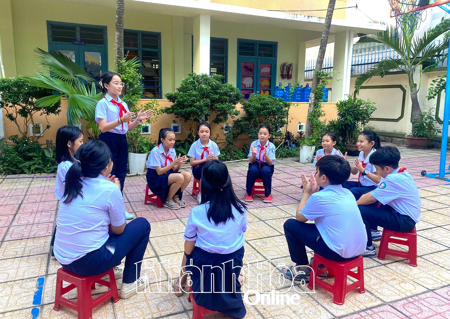 Em Lê Anh Phương Nga thực hành buổi sinh hoạt sao sau khi được tập huấn.
