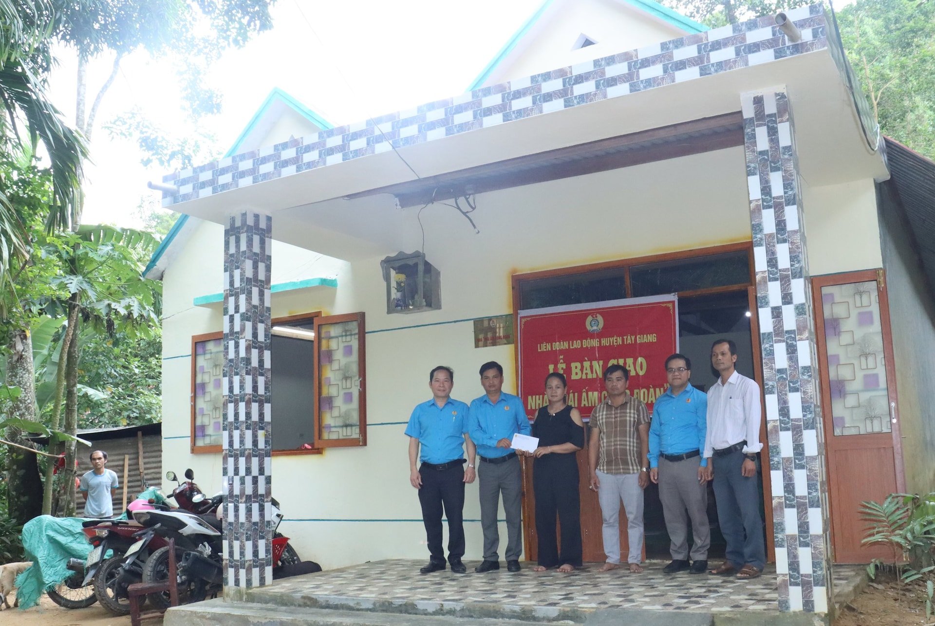 Liên đoàn Lao động huyện Tây Giang bàn giao nhà “Mái ấm công đoàn” cho gia đình chị Briu Thị Thảo (thôn Ga’lâu, xã Avương, huyện Tây Giang)