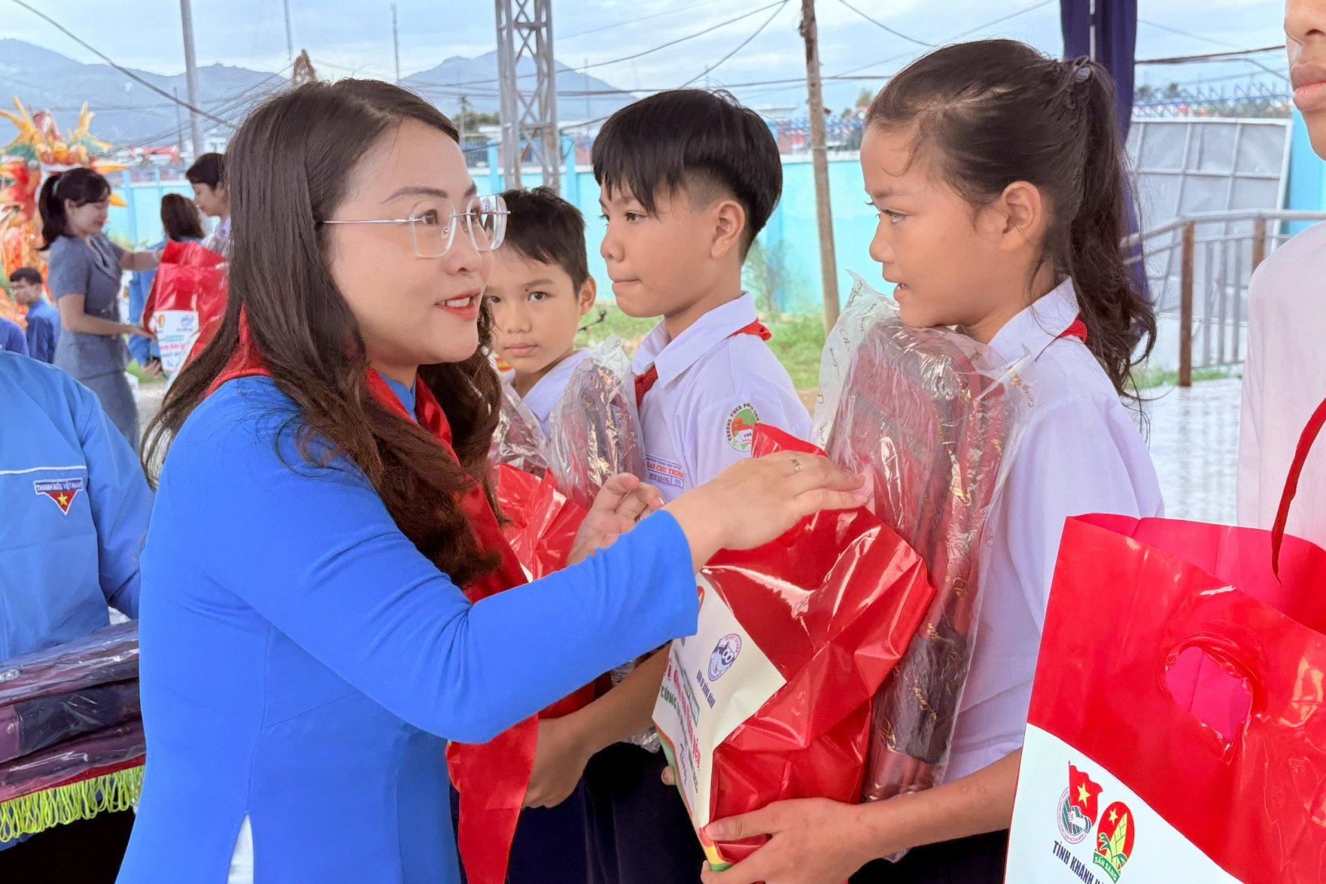 Lãnh đạo Hội đồng Đội tỉnh trao quà cho các thiếu nhi khó khăn.