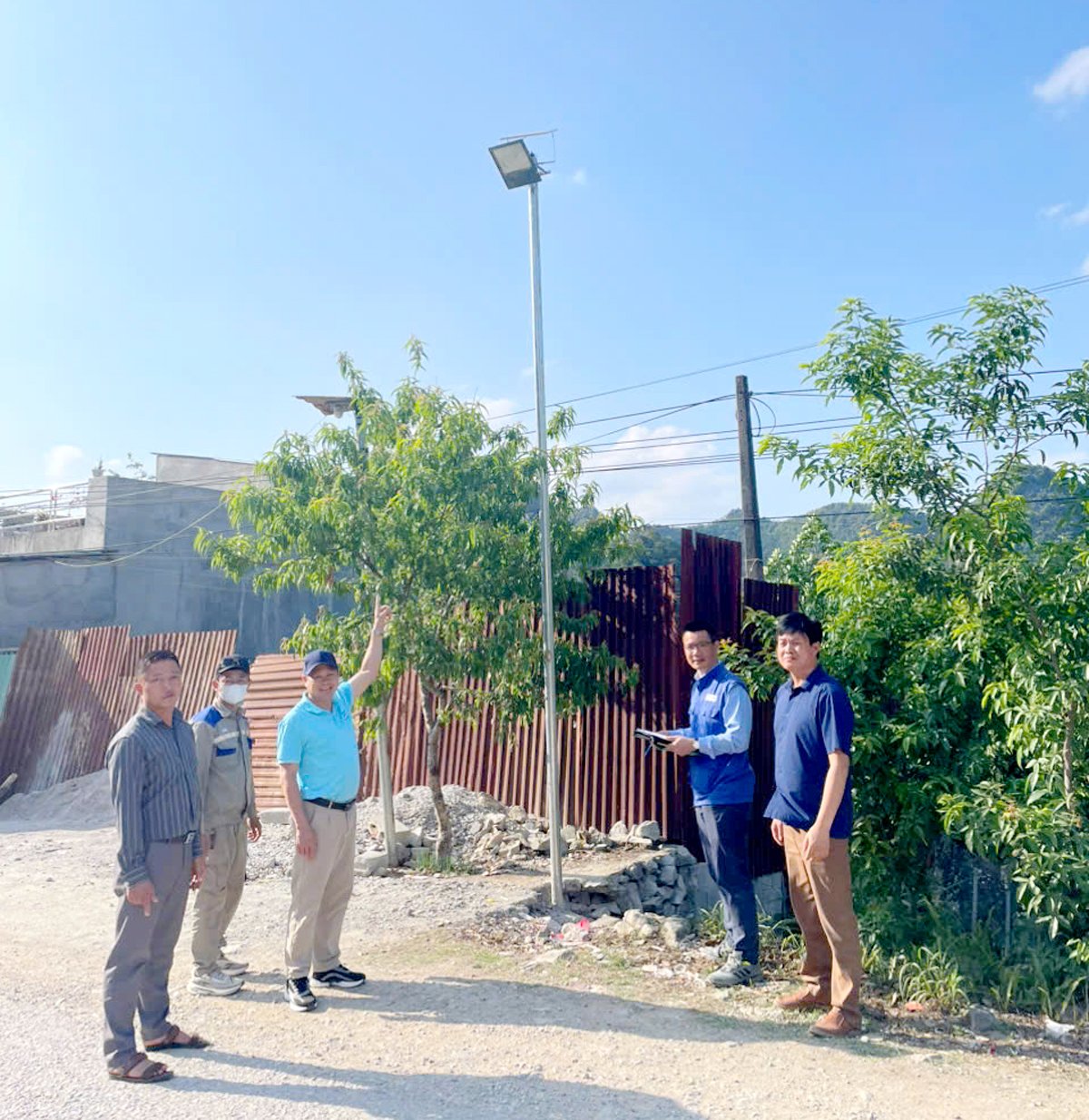  Lãnh đạo vùng Dự án Plan tại Hà Giang bàn giao hệ thống đèn năng lượng mặt trời cho xã Cán Chu Phìn (Mèo Vạc).