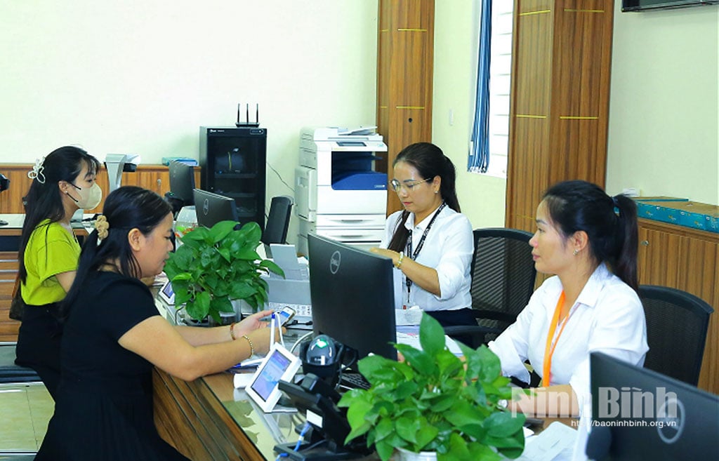 Giải quyết thủ tục hành chính tại Trung tâm Phục vụ hành chính công tỉnh. Ảnh: Anh Tuấn