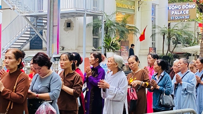 Từ sáng sớm nay, hàng nghìn người đã xếp hàng để vào chiêm bái xá lợi Đức Phật. Từ sáng sớm nay, hàng nghìn người đã xếp hàng để vào chiêm bái xá lợi Đức Phật.