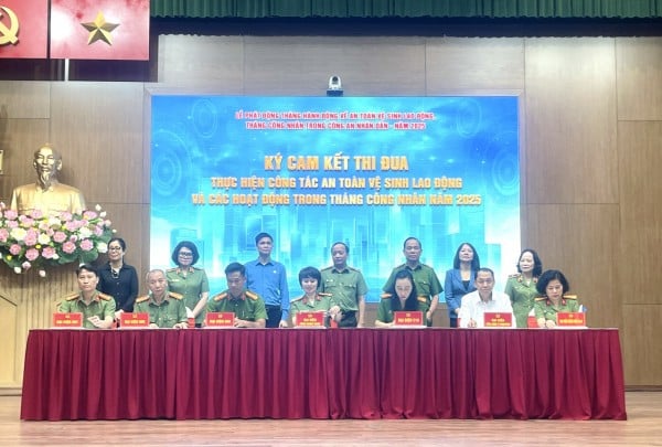 Đại diện Công an các đơn vị, địa phương ký cam kết thi đua thực hiện công tác ATVSLĐ và các hoạt động trong Tháng Công nhân trong CAND năm 2025.