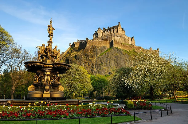lau-dai-edinburgh-huyen-thoai-lich-su-trong-long-thanh-pho.webp