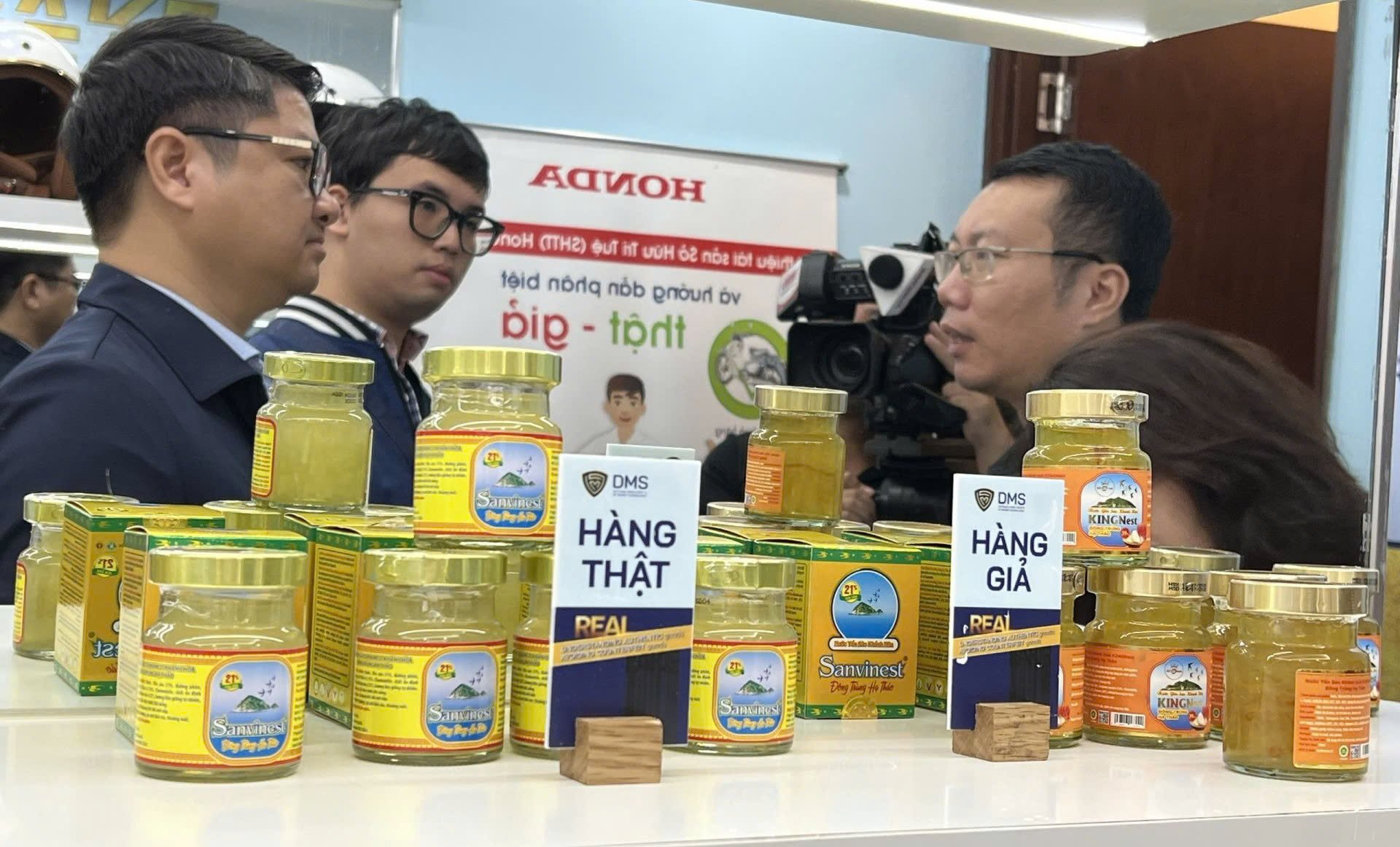 Sản phẩm nước yến sào đóng lọ thật và giả được trưng bày tại phòng triển lãm của Cục Quản lý Thị trường.