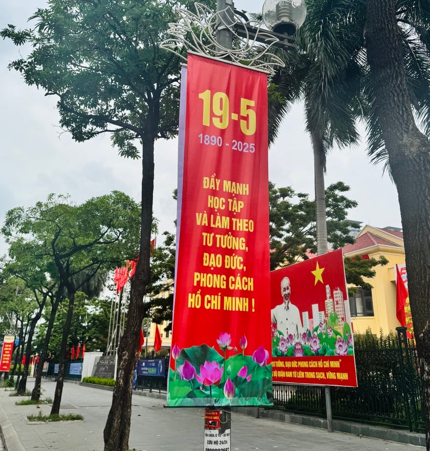 Người chính là biểu tượng sinh động nhất cho khát vọng tự do, là tấm gương đạo đức sáng ngời, là cội nguồn mọi thắng lợi của đất nước. Người chính là biểu tượng sinh động nhất cho khát vọng tự do, là tấm gương đạo đức sáng ngời, là cội nguồn mọi thắng lợi của đất nước.