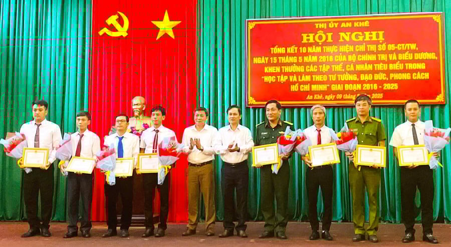 tu-nam-2016-2025-toan-thi-xa-an-khe-co-18-tap-the-ca-nhan-duoc-chu-tich-ubnd-thi-xa-tang-giay-khen-vi-co-thanh-tich-xuat-sac-trong-hoc-tap-va-lam-theo-bac-anh-ngoc-minh.jpg