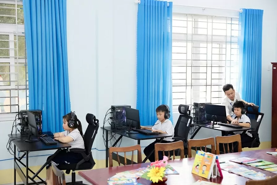 Trao tặng thư viện chuyển đổi số hơn 100 triệu đồng cho Trường Tiểu học Vĩnh Hy
