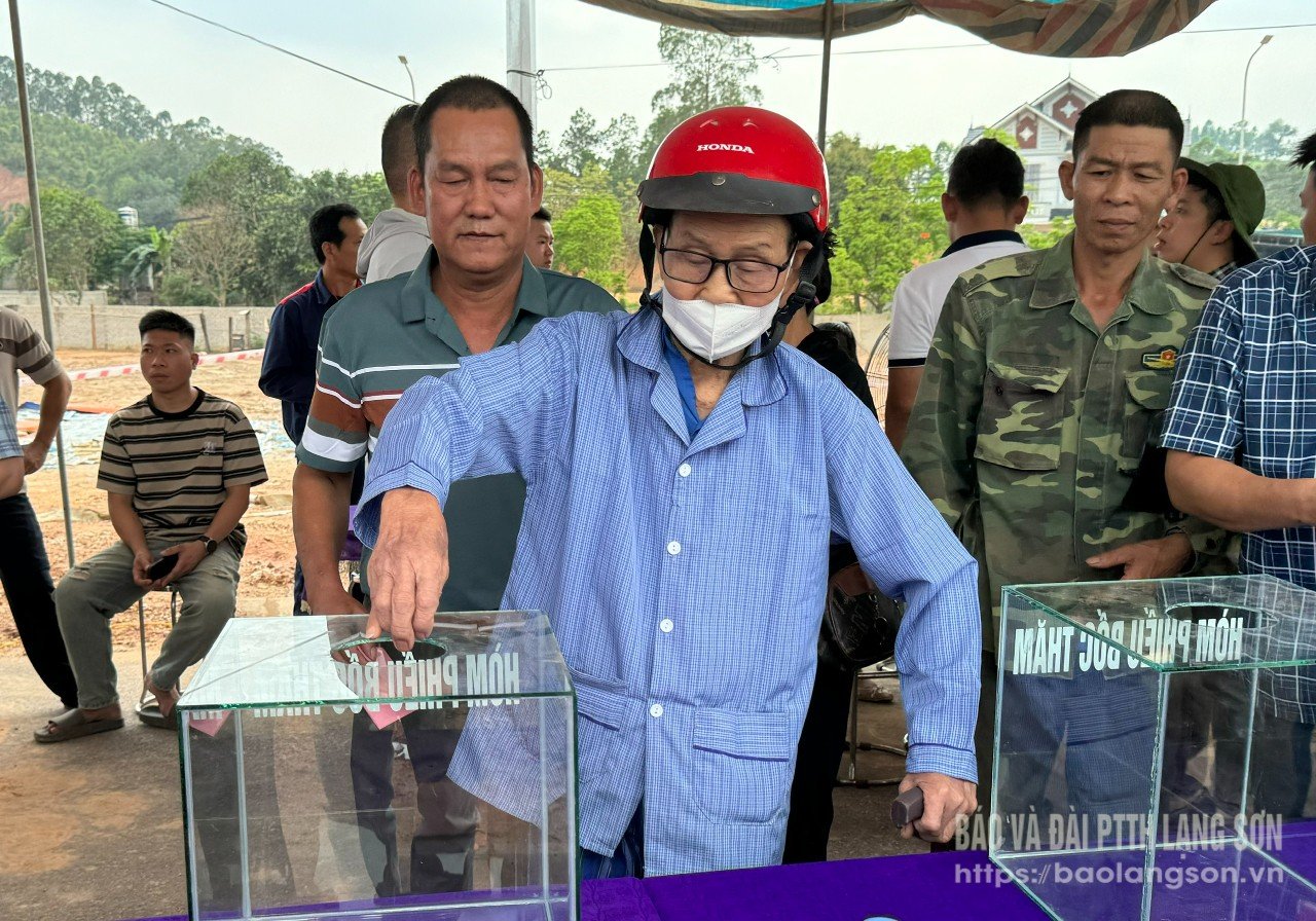 Đại diện hộ dân thực hiện bốc thăm nhận ô đất tái định cư theo thứ tự