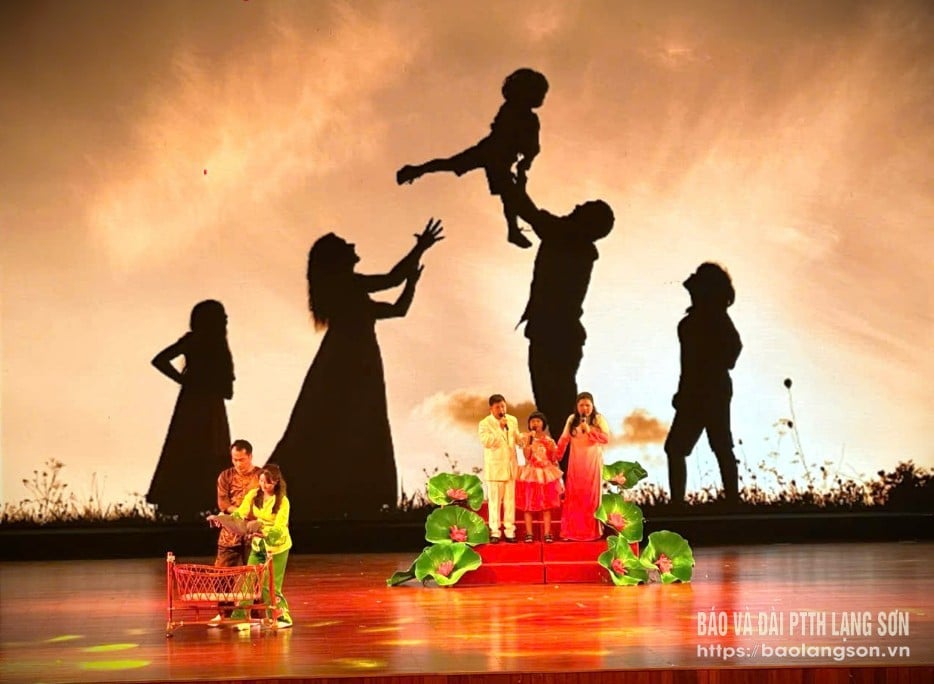 Đoàn Lạng Sơn biểu diễn tiết mục tam ca bài hát “Một gia đình nhỏ một hạnh phúc to” tại Hội thi Tiếng hát người khuyết tật năm 2025 – Khu vực miền Bắc