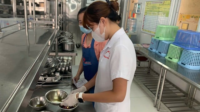 Lần đầu tiên nhân viên trường học sẽ hưởng phụ cấp ưu đãi tới 25%?   - Ảnh 1.