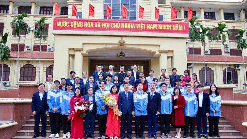 Bắc Ninh: Trao Bằng khen tặng học sinh đoạt Huy chương Vàng kỳ thi Olympic Vật lý châu Á năm 2025 ảnh 4