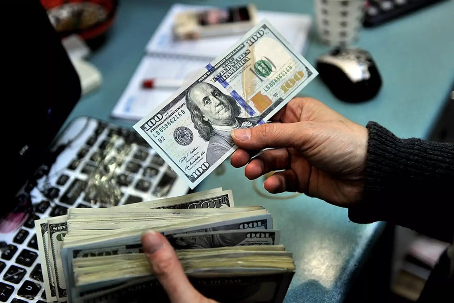 Tỷ giá USD hôm nay 14/5/2025: Trong nước tăng mạnh, thị trường tự do ổn định