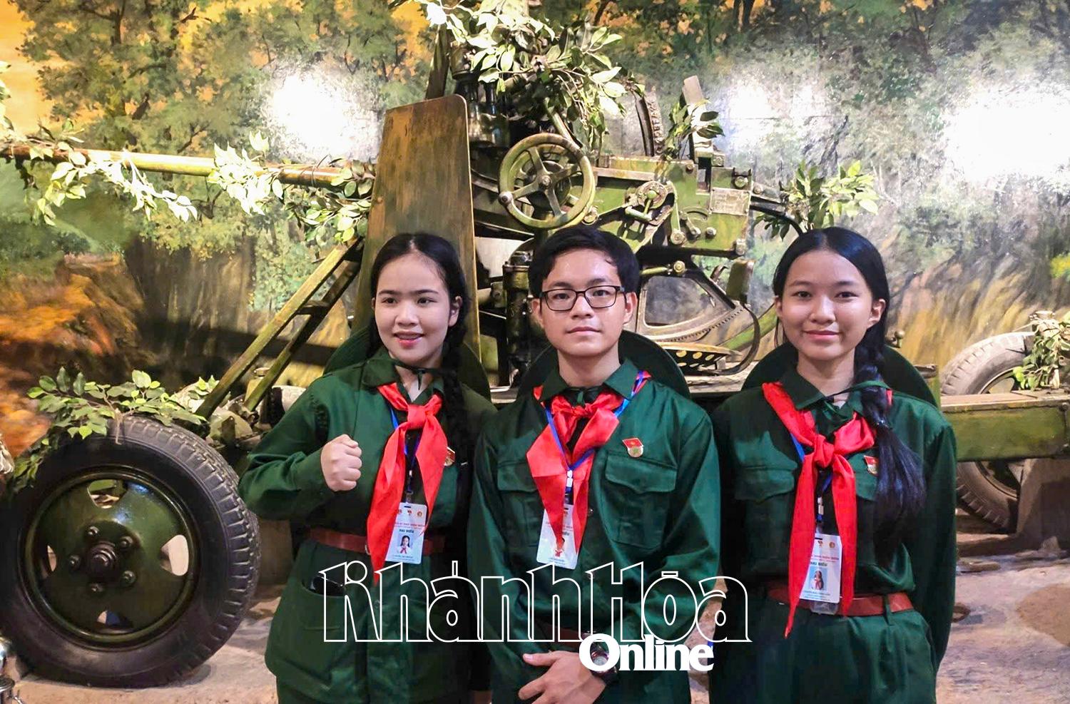 Em Võ Thiện Hướng (giữa) tại Liên hoan Chiến sĩ nhỏ Điện Biên toàn quốc lần thứ 5.