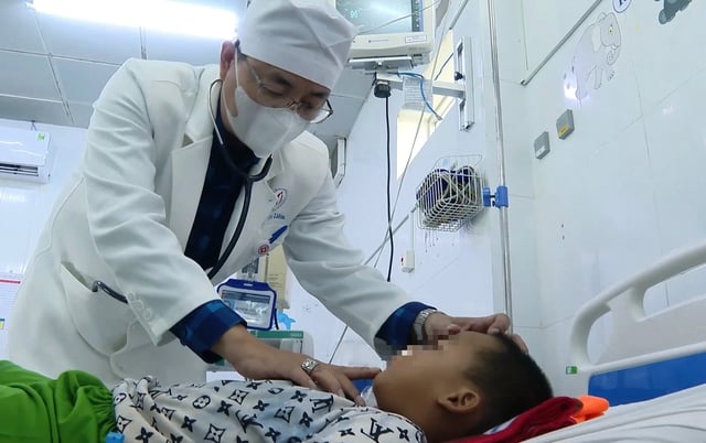 Cứu chữa kịp thời 4 trẻ em bị ngộ độc thuốc diệt chuột - Ảnh 1.