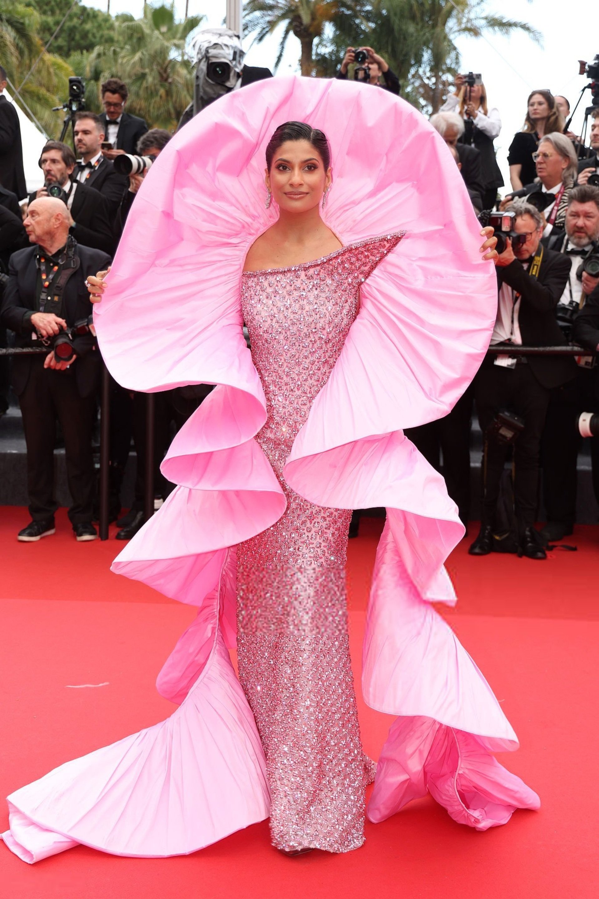 Bất chấp lệnh cấm ở Cannes 2025, Bella Hadid vẫn gây sốc với váy gợi cảm - 12
