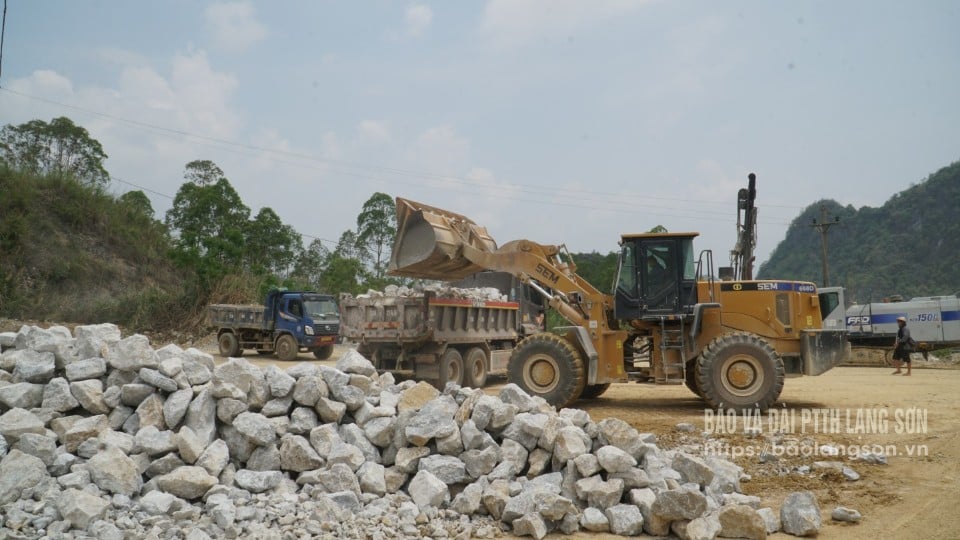 Công ty TNHH Hồng Phong (Cao Lộc) khai thác đá vôi để sản xuất vật liệu xây dựng