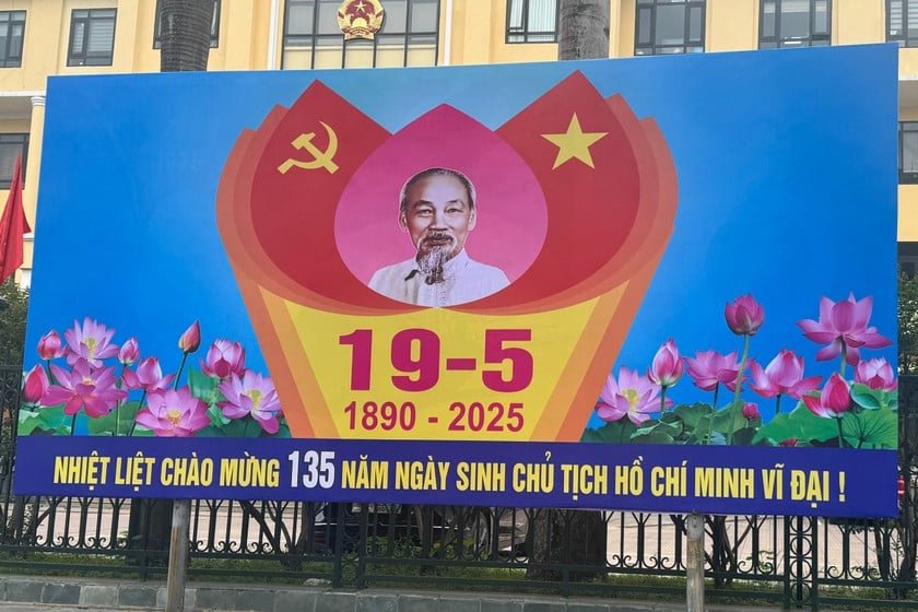 Hồ Chí Minh, anh hùng giải phóng dân tộc - “Người là một biểu tượng kiệt xuất về quyết tâm của cả một dân tộc, đã cống hiến trọn đời mình cho sự nghiệp giải phóng dân tộc của Nhân dân Việt Nam, góp phần vào cuộc đấu tranh chung của các dân tộc vì hòa bình, độc lập dân tộc, dân chủ và tiến bộ xã hội”. Hồ Chí Minh, anh hùng giải phóng dân tộc - “Người là một biểu tượng kiệt xuất về quyết tâm của cả một dân tộc, đã cống hiến trọn đời mình cho sự nghiệp giải phóng dân tộc của Nhân dân Việt Nam, góp phần vào cuộc đấu tranh chung của các dân tộc vì hòa bình, độc lập dân tộc, dân chủ và tiến bộ xã hội”.