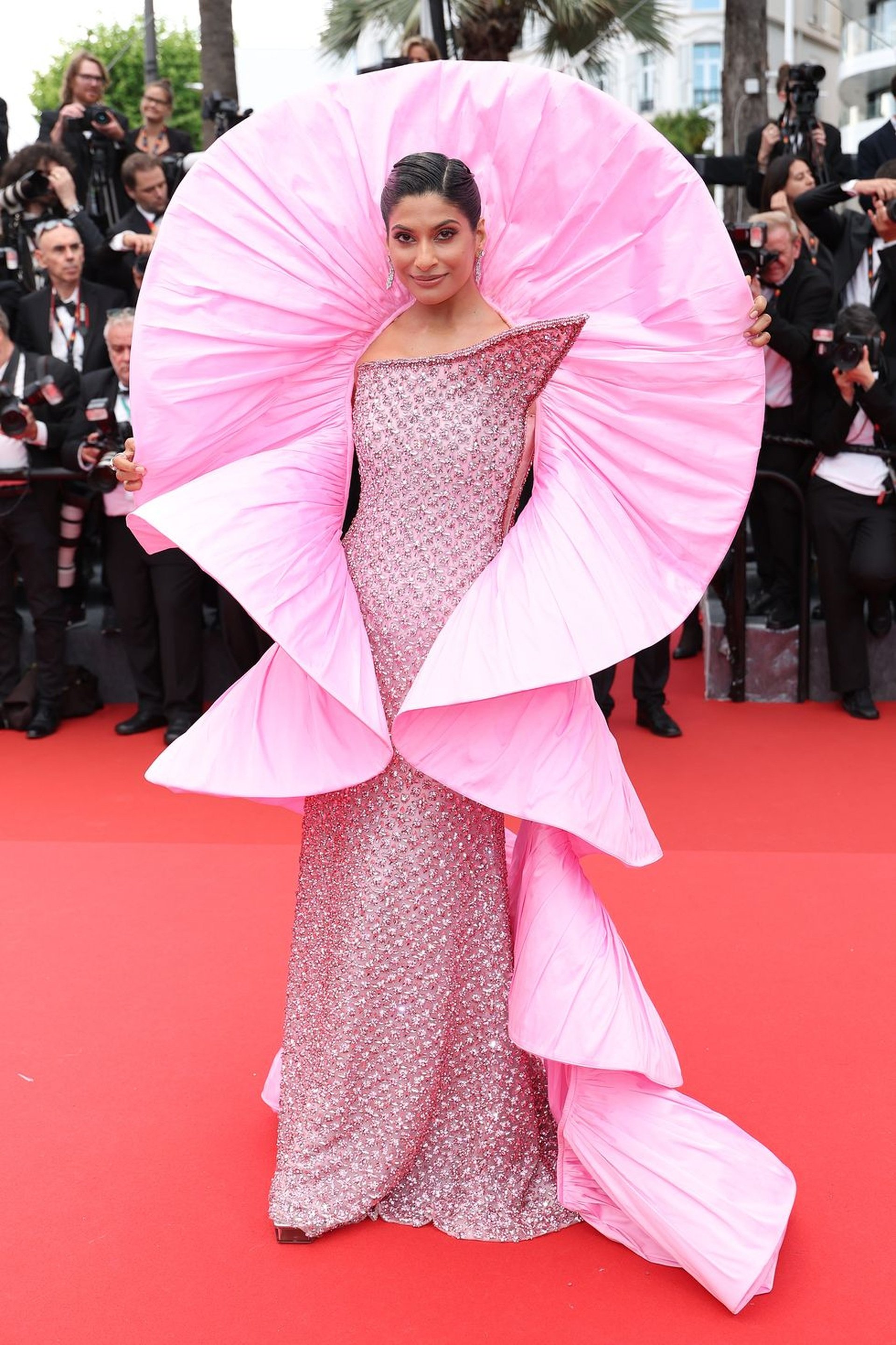 Bất chấp lệnh cấm ở Cannes 2025, Bella Hadid vẫn gây sốc với váy gợi cảm - 13