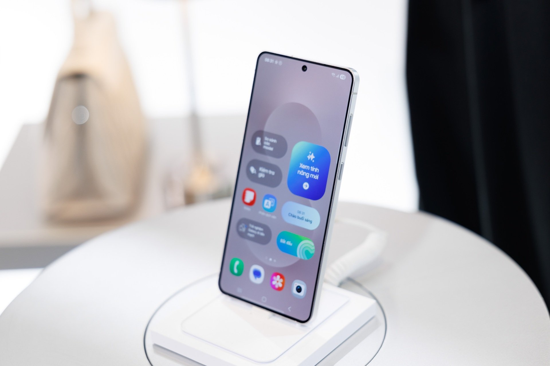 Cận cảnh chiếc Galaxy S mỏng nhất của Samsung - 1